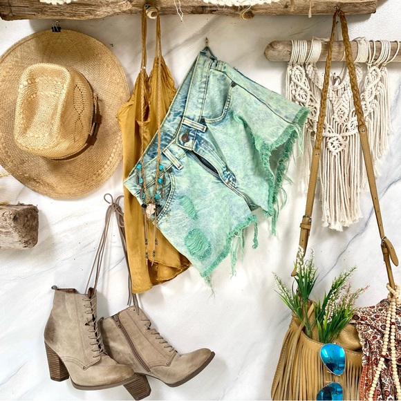 LOOSE FIT Rare Aqua/teal LEVIS 562 boho jean cut off shorts w raw hem - Picture 3 of 9